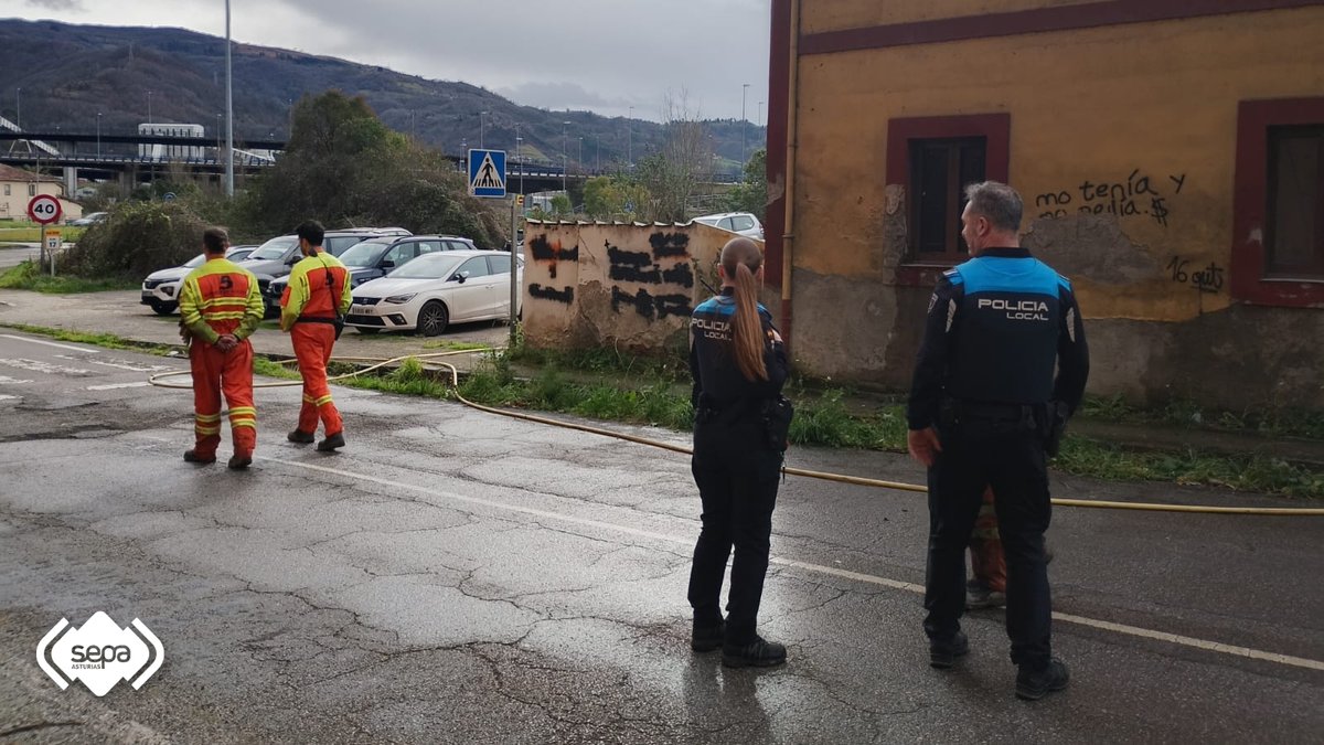 BomberosAstur's tweet image. Quema un colchón en el interior de una vivienda abandonada en La Peña #Mieres. Sin afectados. Hasta el lugar se desplazaron Bomberos del #SEPA #Mieres. Aviso 1-1-2 a las 12.31 horas, 🔥extinguido 13.23 horas, 🚒en base 13.42 h. Informada Policía Local