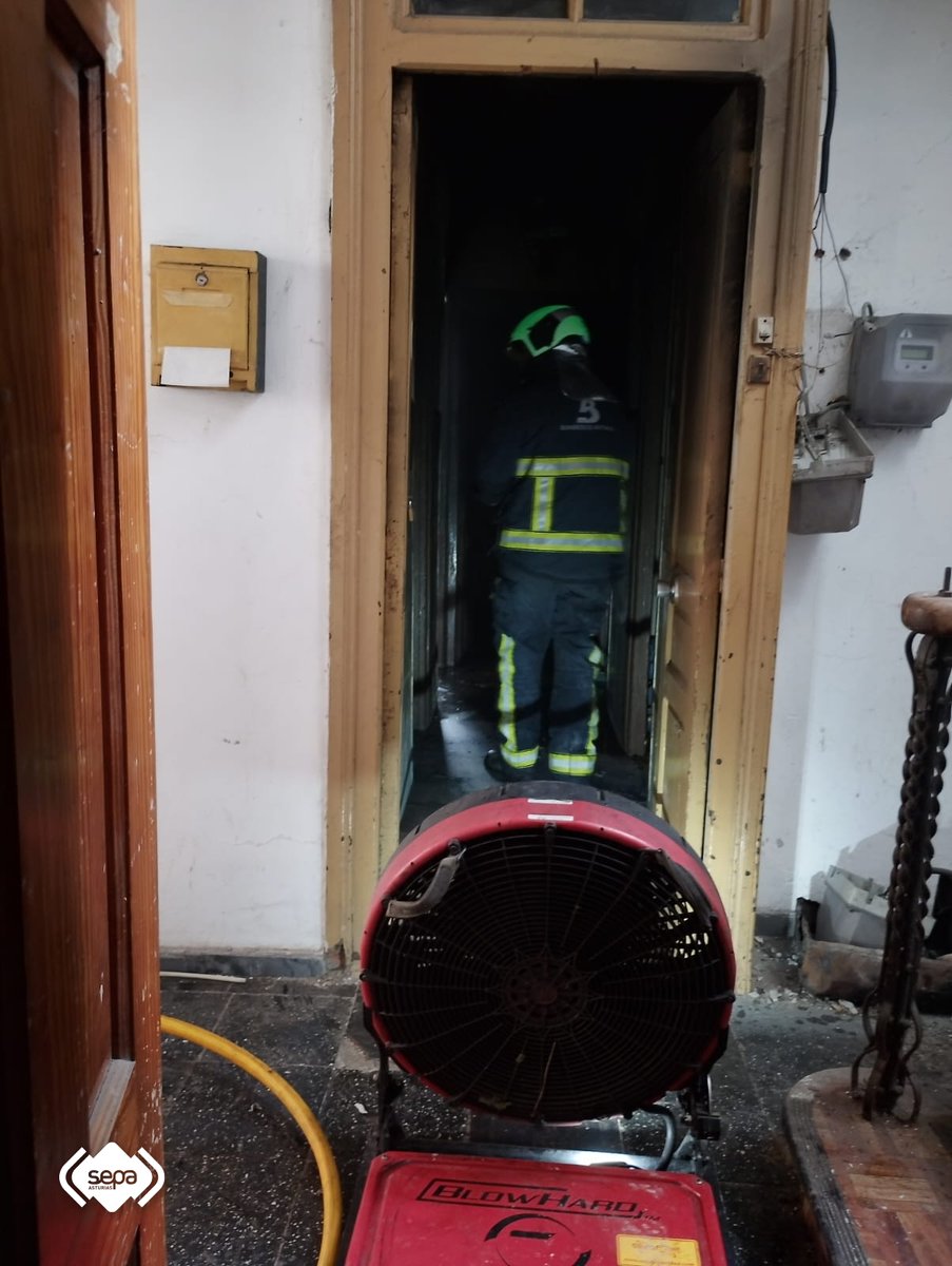 BomberosAstur's tweet image. Quema un colchón en el interior de una vivienda abandonada en La Peña #Mieres. Sin afectados. Hasta el lugar se desplazaron Bomberos del #SEPA #Mieres. Aviso 1-1-2 a las 12.31 horas, 🔥extinguido 13.23 horas, 🚒en base 13.42 h. Informada Policía Local