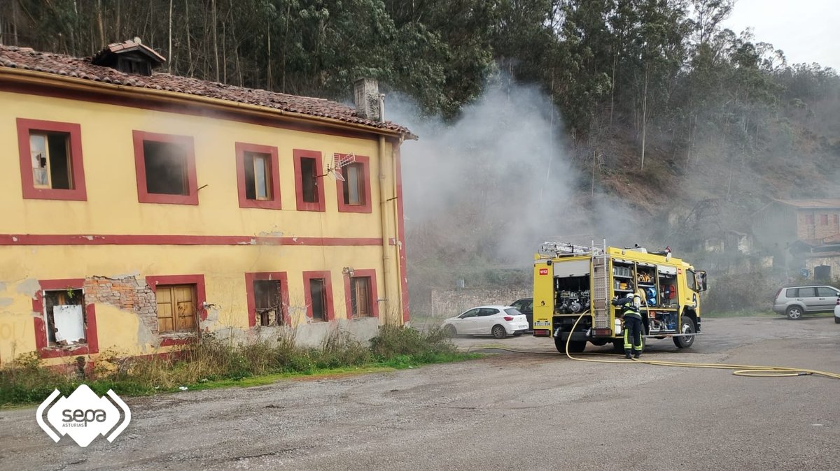 BomberosAstur's tweet image. Quema un colchón en el interior de una vivienda abandonada en La Peña #Mieres. Sin afectados. Hasta el lugar se desplazaron Bomberos del #SEPA #Mieres. Aviso 1-1-2 a las 12.31 horas, 🔥extinguido 13.23 horas, 🚒en base 13.42 h. Informada Policía Local