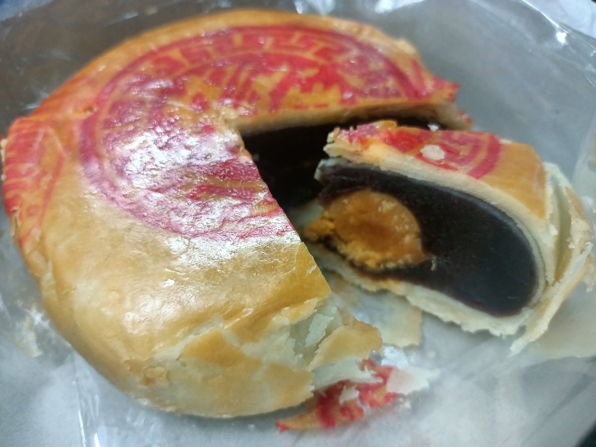 ขนมเปี๊ยะใส้ถั่วแดงไข่เค็ม นุ่มนวลไม่ฝืดคอ รอนานมากกว่าจะขาย ขนมเปี๊ยะกาหลง