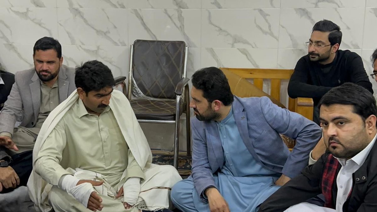 وزیراعلیٰ خیبر پختونخوا <a href="/SohailAfridiISF/">Sohail Afridi</a> صوبائی وزراء، اراکینِ صوبائی اسمبلی اور دیگر پارٹی نمائندوں کے ہمراہ پی ٹی آئی رہنما علی زمان ایڈووکیٹ کے گھر آمد،

وزیراعلیٰ اور پی ٹی آئی رہنماوں نے علی زمان ایڈووکیٹ کے اہل خانہ سے ملاقات کی اور ان کی راولپنڈی میں جبری گمشدگی اور ُن پر