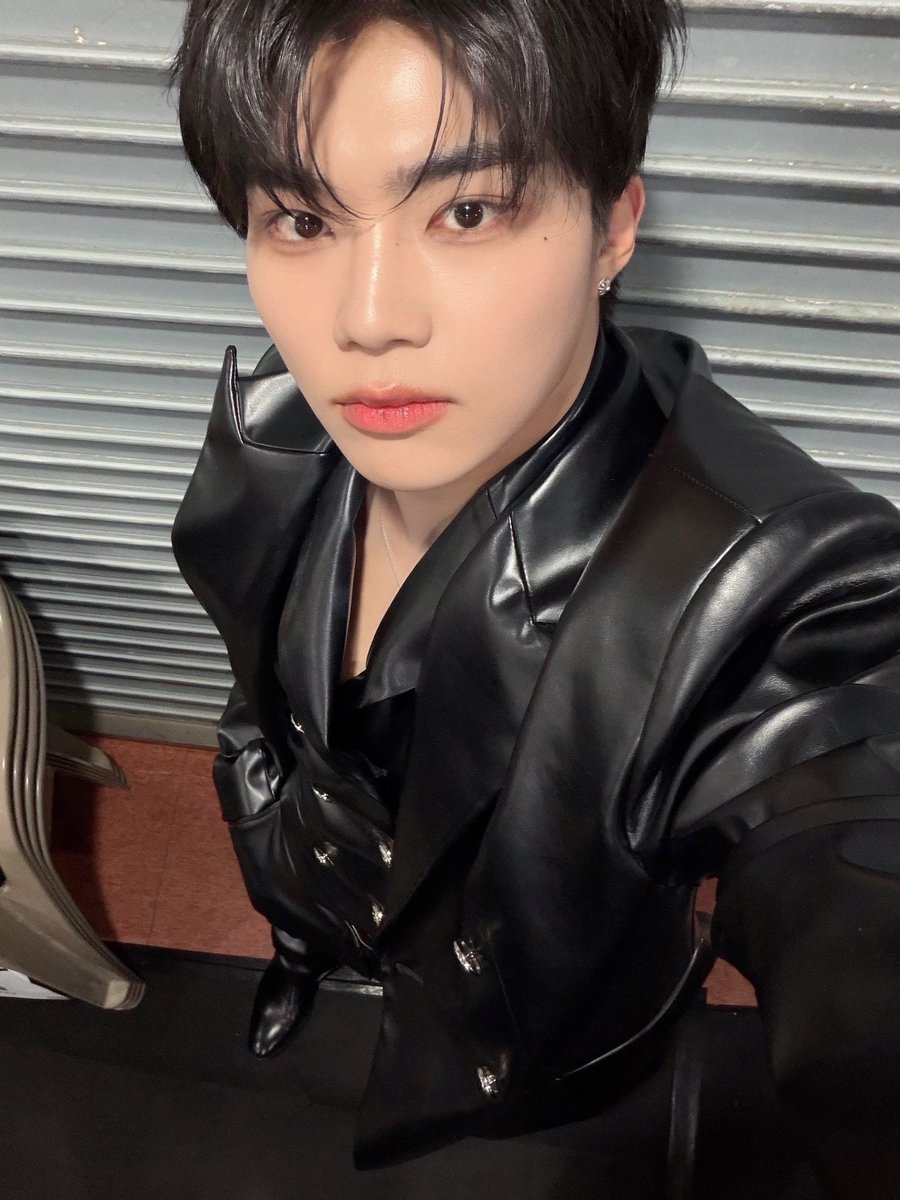 이 얼굴로 무대 안 했다고? 거짓말.....