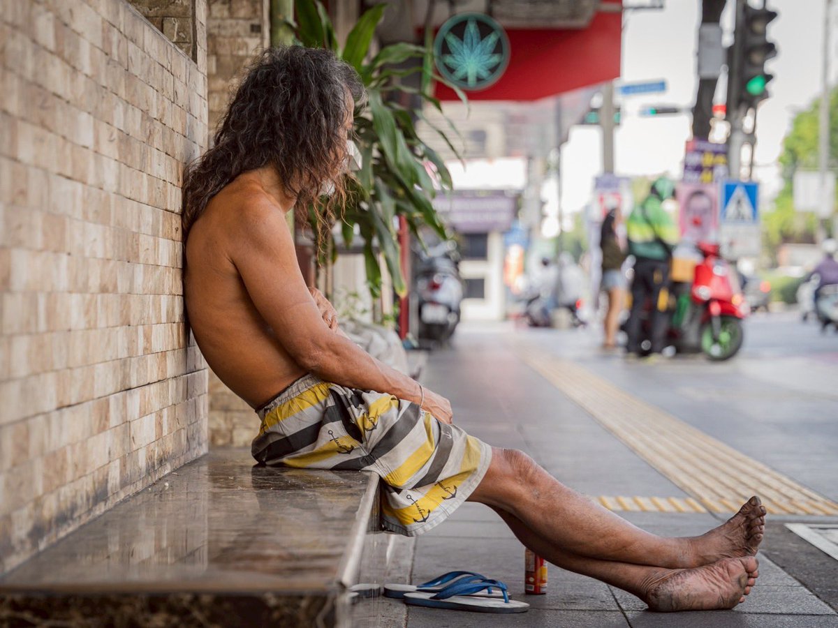 Mirror_org's tweet image. “เอาจริง ลุงฟูแกอยู่มานานเป็นสิบปีแล้ว เมื่อก่อนก็เป็นคนในชุมชนนี้แหละ แต่แกไม่เคยทำร้ายใครนะ ไม่ก่อความวุ่นวายด้วย แต่แกจะถูกเด็กวัยรุ่นแถวนั้นมาแกล้ง มาด่า ทำเหมือนแกเป็นตัวประหลาดเลย มากสุดคือเข้ามาทำร้ายร่างกาย เคยโดนตีจนฟันหน้าหัก พอแกโมโหบ้างคนก็เที่ยวหาว่าแกผีเข้า…