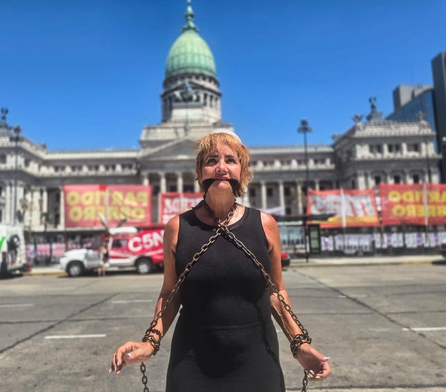 Hoy me preguntaron qué significaba "vergüenza ajena". Como respuesta mandé esta foto de Nancy Pazos