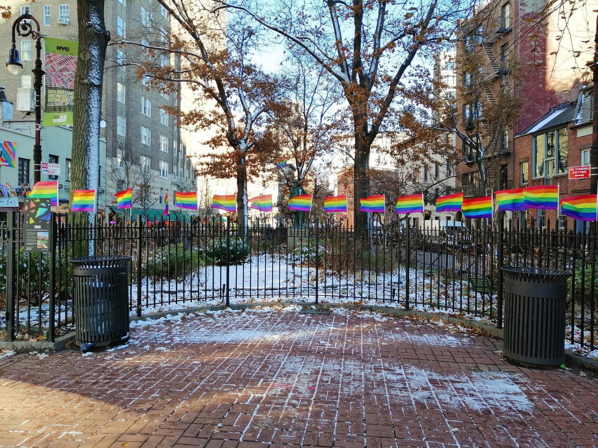 La bandiera arcobaleno tolta dallo Stonewall National Monument di New York non riguarda solo gli Stati Uniti. Riguarda tuttə noi.

Abbiamo già smesso di nasconderci una volta. E se sarà necessario tornare nelle strade, come nel 1969, lo faremo con la stessa fierezza.