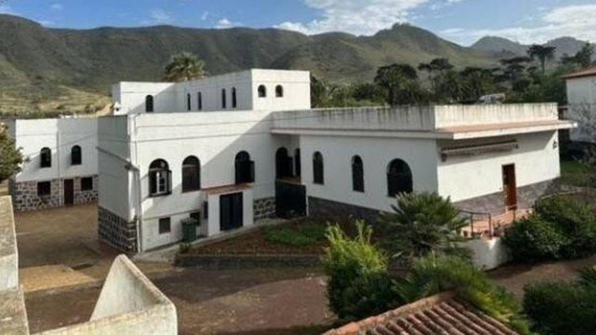 BarcaUniversal's tweet image. ‼️NEW: Pedri has bought an old church in his hometown of Tenerife to turn it into a rural hotel.

It has 33 rooms, 21 bathrooms, a library, a chapel and a garden.

— @sport