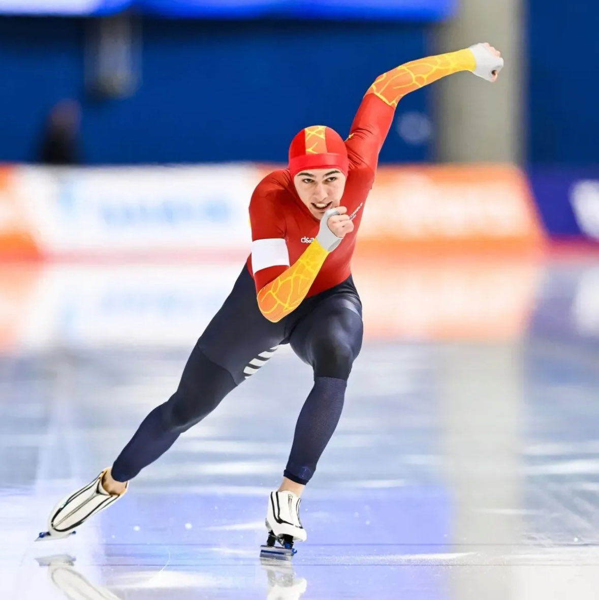 Aquí tienes 4️⃣ datos clave si vas a ver patinaje de velocidad por primera vez… porque compite 🇪🇸 Daniel Milagros [18:30h]

1) Qué es:
Es una disciplina del patinaje sobre hielo en la que los deportistas compiten en carreras contrarreloj en un óvalo de 400 metros, buscando marcar