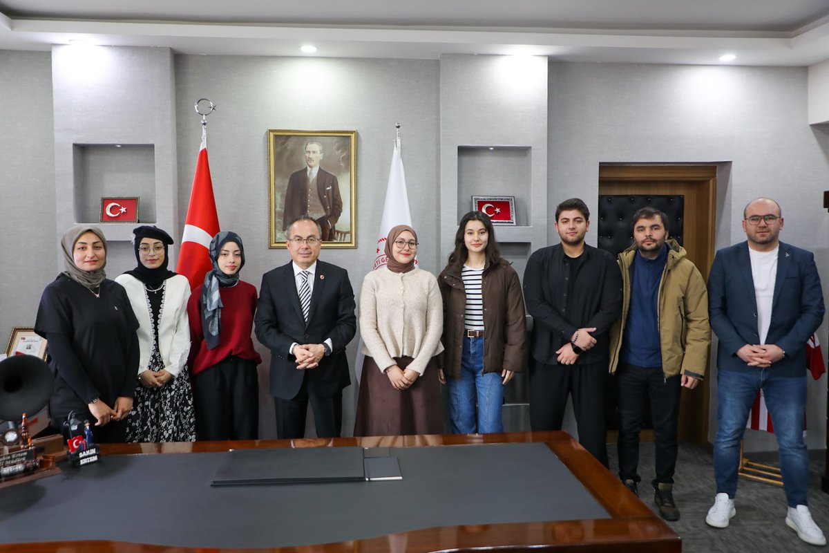GSB_Sivas's tweet photo. Hollanda İspanya, Romanya, Kuzey Makedonya ve İl Müdürlüğümüz ortaklığında yürütülen Erasmus+ Gençlik Değişimi Programı’na katılan öğrencilerimiz, İl Müdürümüz Şahin Ertem’i ziyaret etti.
Ziyarette gençlerimiz, proje kazanımlarını paylaştı. 
Nazik ziyaretleri için teşekkür ederiz https://t.co/tATkA9DN4N