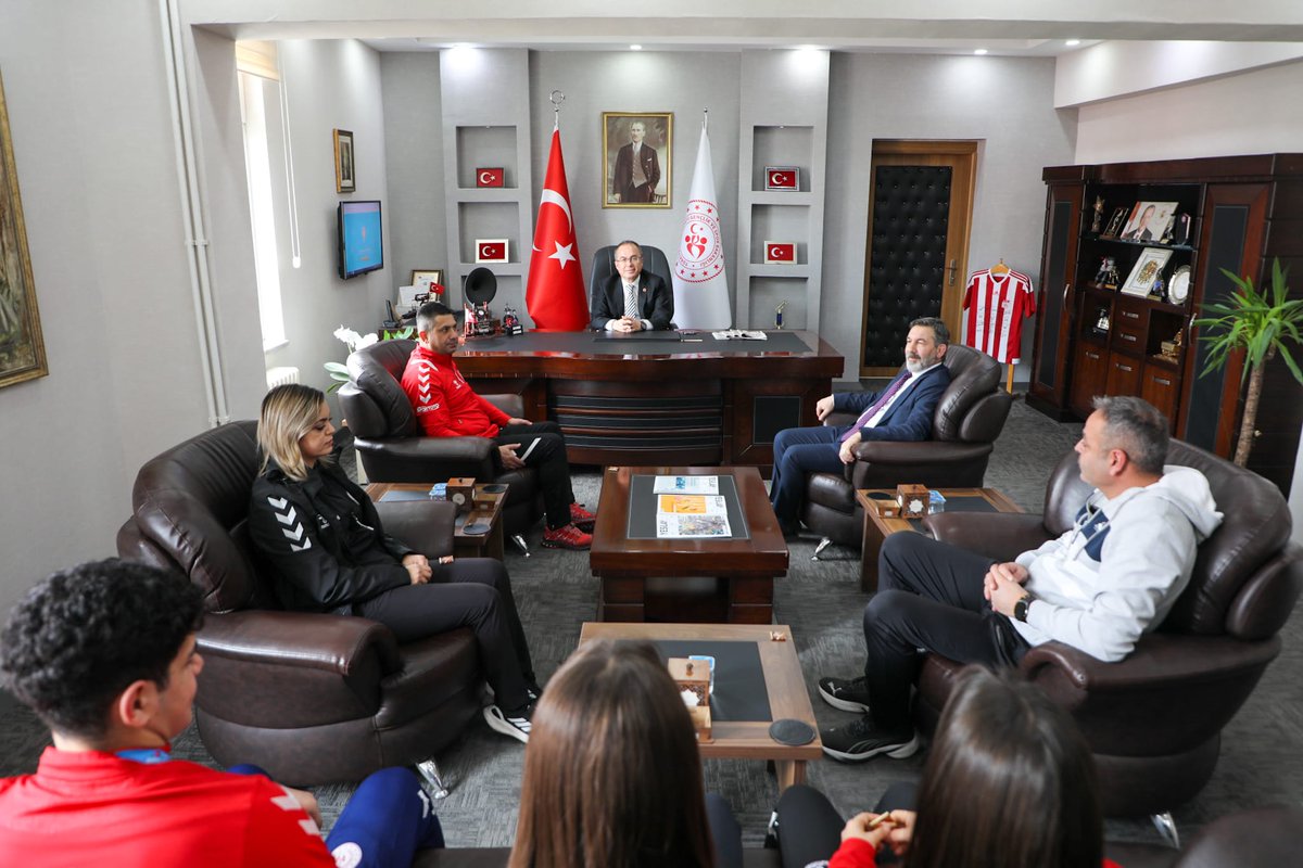 GSB_Sivas's tweet photo. Ulusal ve uluslararası müsabakalarda ilimizi başarıyla temsil eden Sivas Sporcu Eğitim Merkezi sporcularımız ve antrenörlerimiz, İl Müdürümüz Şahin Ertem’i makamında ziyaret ettiler.

Nazik ziyaretleri dolayısıyla teşekkür ediyor, başarılarının artarak devam etmesini diliyoruz. https://t.co/9aSVTHr3sz