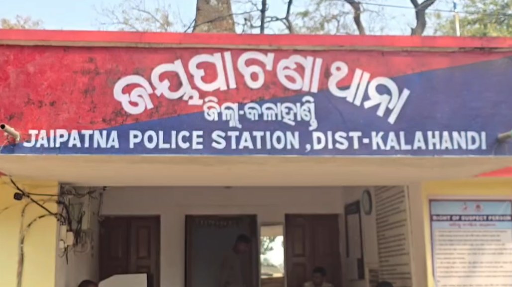 ArgusNews_in's tweet photo. #୩_ଜଣଙ୍କ_ଉପରେ_ଚଢ଼ିଗଲା_ହାଇୱା_୨_ମୃତ
କଳାହାଣ୍ଡି: ୩ ଜଣଙ୍କ ଉପରେ ଚଢ଼ିଗଲା ହାଇୱା, ୨ ମୃତ
ଘଟଣାସ୍ଥଳରେ ୨ ମୃତ, ଅନ୍ୟ ଜଣେ ଗୁରୁତର
କଲମପୁର ଥାନା ଦୁଲୁକିବନ୍ଧ ଛକ ନିକଟରେ ମର୍ମନ୍ତୁଦ ଦୁର୍ଘଟଣା
୩ ଜଣ ବାଇକ୍ରେ ଆସିବାବେଳେ ଚଢ଼ିଗଲା ହାଇୱା
#Kalahandi #Accident #2Dead https://t.co/nkQPooF2xz