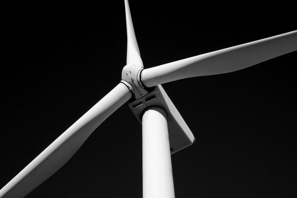CabreraVar74135's tweet photo. 📉 En 2025, EE. UU. perdió $35 B en proyectos de energía limpia debido a cancelaciones y recortes en inversiones por incertidumbre política. Por cada $1 nuevo en #CleanEnergy, se detuvieron ~$3. 🔋🌞🌬️ 
📌 Fuente: Renewable Energy World (2026) 
#Renewables #Sustainability https://t.co/ezYfEiULsH