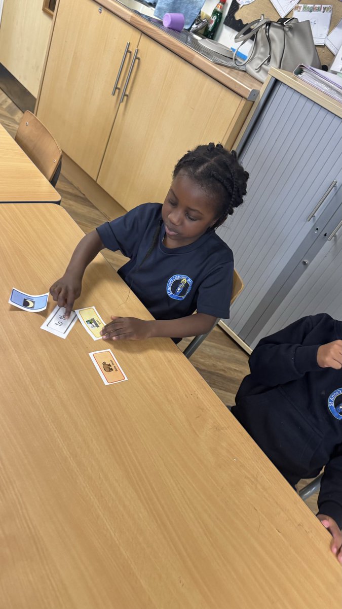 SaintAnnesCPS's tweet image. ✨ The year 1 children independently ordered colourful semantic sentence parts today, using the colour sequence to support their understanding of sentence structure. Great independence and thinking! #ColourfulSemantics #PrimaryTeaching