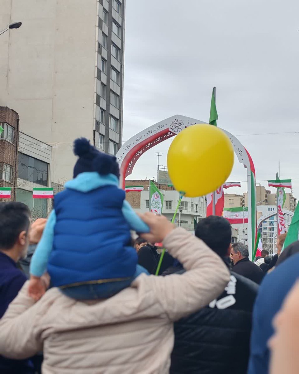یکی از اشکالات اساسی تربیت امروزی ما این است که فرزندان رارها می کنیم. این هم از غربی ها است؛ این هم از سیّئات غربی ها است که بر ما تحمیل شده...
مراقبت پدر و مادر نسبت به فرزندان یک وظیفه است(امام خامنه ای)

والدینی که امروز در راهپیمایی ۲۲ بهمن بر تربیت بچه هاشون دقت کامل داشتن