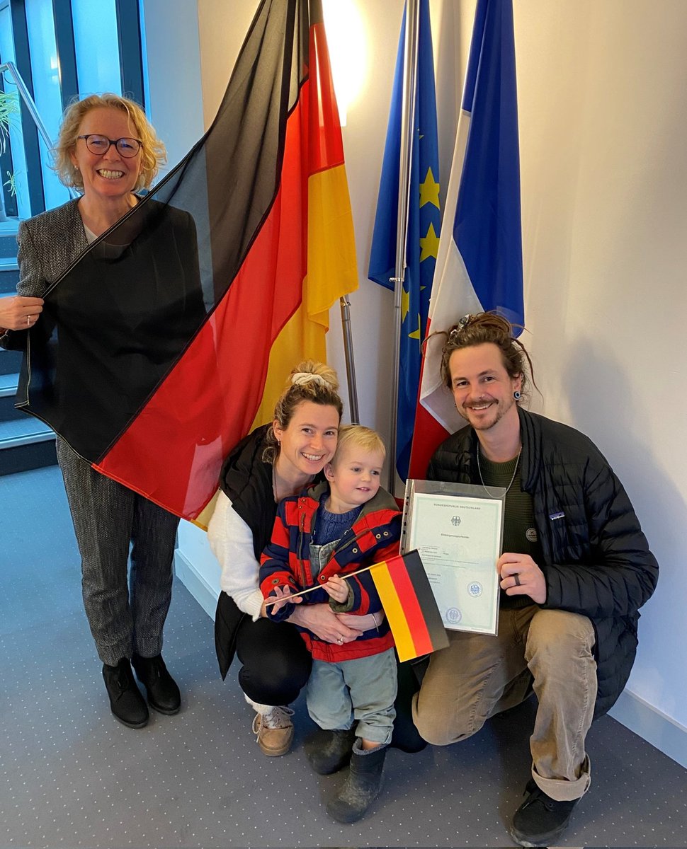 Un événement très spécial, qui ne se produit pas tous les jours chez nous : la consule générale adjointe #KerstinJahn a naturalisé un garçon de deux ans et demi. Félicitations aux parents et au nouveau citoyen 🇩🇪 ! 🎉
