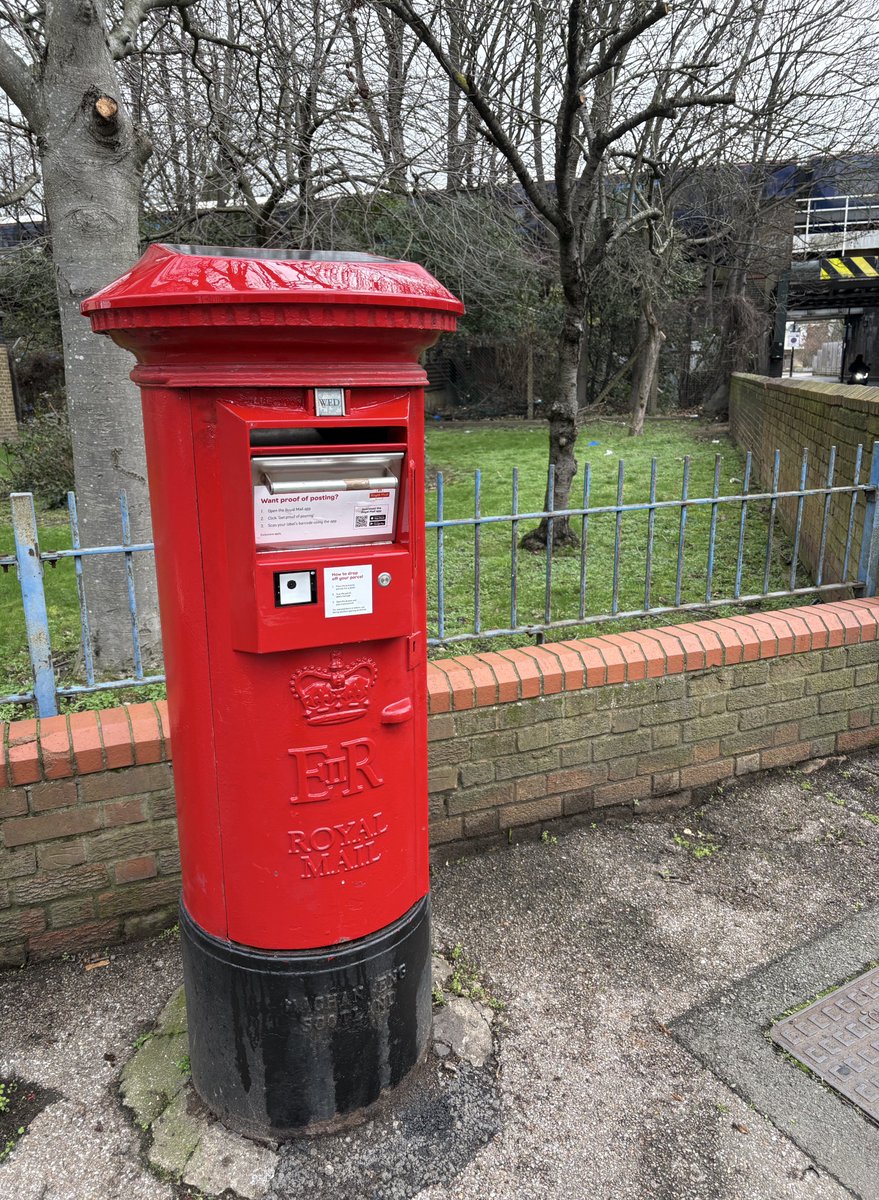 日本では懐かしの、赤の円筒型を保持しつつ、 最新モデルに改善され