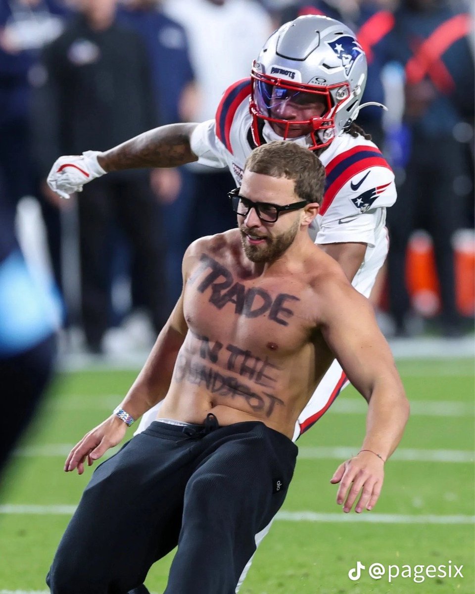 Dioslev's tweet photo. Alex Gonzalez a big forex trader, ran into the pitch of one of the most prestigious sports in the United States of America, "The super Bowl"  even Kyle Williams helped chased him down 😂 and eventually Alex got arrested for it. 

Guess what followed ??? 

1. He won a bet of 500,000$ that he was going to run into the field 

2. His followers went from 500k to 1.3Million followers, making him the talk of the internet. 

3. Got Ambassadorial deals, some even saying they'll cover his fines and inviting him for their shoes  

That's how to chase clout 💥