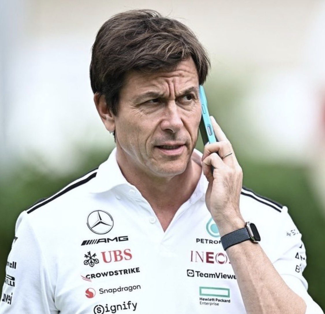 Als Toto Wolff complimenten gaat uitdelen aan de concurrent weet je dat er meer speelt.
🤔

"De auto, de aandrijflijn, zijn momenteel de maatstaf."

"Ze zijn in staat om op de rechte stukken veel meer energie te leveren dan alle anderen, over meerdere ronden achter elkaar”.

Hij