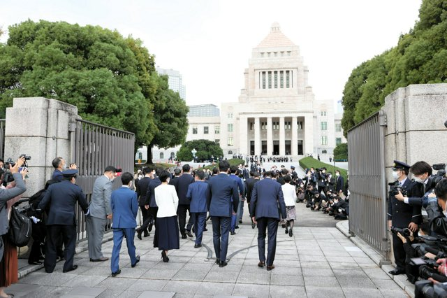 The LDP leadership is becoming increasingly concerned about how to train and manage the 66 newly elected first-time lawmakers.

The party wants to prevent gaffes and careless mistakes by inexperienced members that could trigger scandals, incidents that have occurred repeatedly in