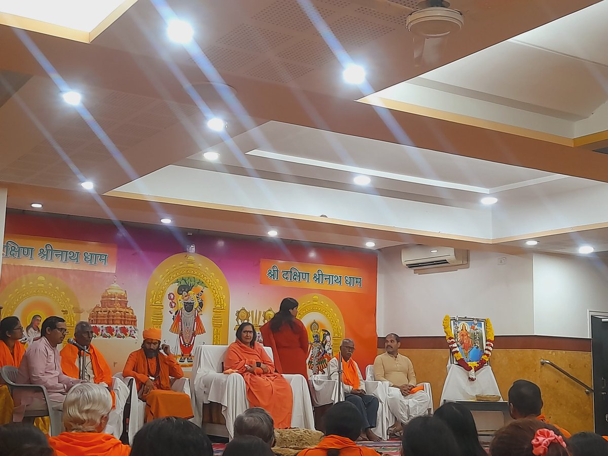 आज तिरुपति (विद्यानगर) में पूज्य दीदी माँ साध्वी ऋतंभरा जी के दर्शन का सौभाग्य मिला 🙏
उनकी वाणी, ऊर्जा और मातृभाव सच में आत्मा को छू लेने वाला है 
#SadhviRitambhara #Didimaa 
#Tirupati