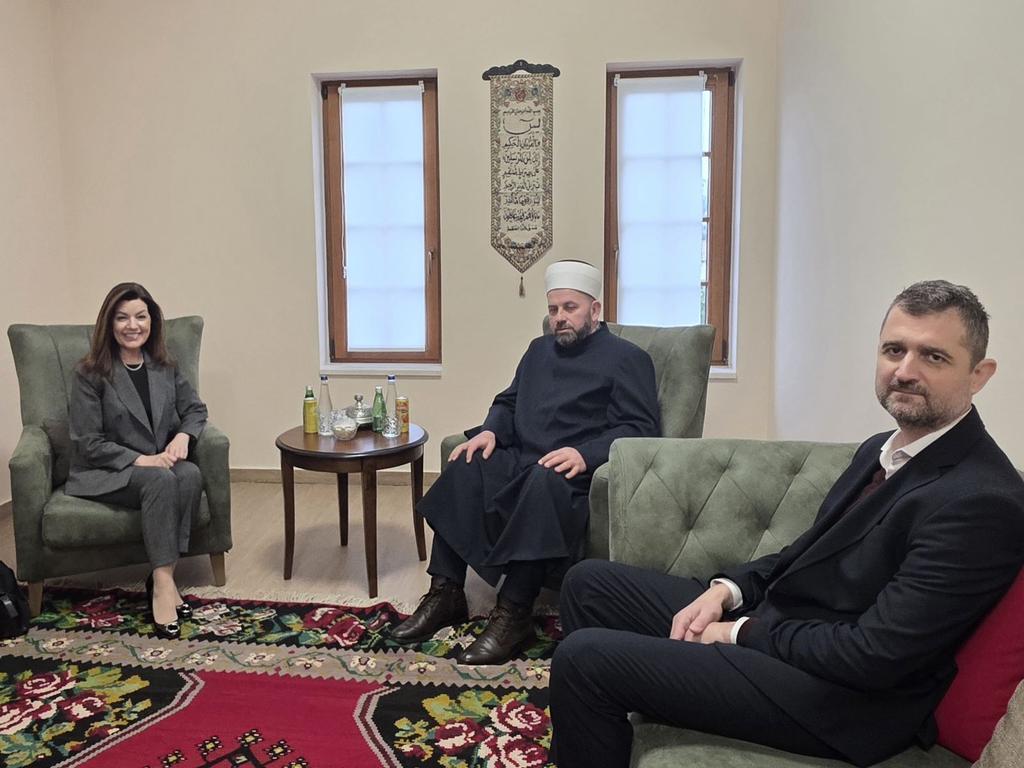 Srdačan i bratski razgovor sa novom ambasadorkom Türkiye u Crnoj Gori, Ajdom Unlu, u sjedištu Mešihata.

<a href="/TC_PodgoritsaBE/">Türkiye in Montenegro</a>  🇲🇪🤝☪️🤝🇹🇷
Meşihat merkezinde Türkiye'nin yeni Karadağ Büyükelçisi Ayda Ünlü ile samimi ve kardeşçe  görüşme.