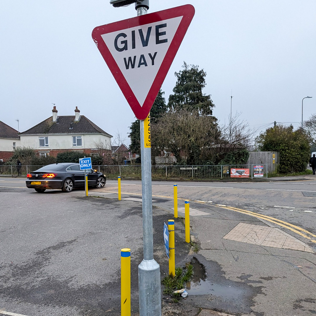 LincsCC_roads's tweet image. 🌟 New road sign on Lindis Road, Fishtoft 🌟

Our team has safely replaced the damaged post as part of ongoing street lighting &amp;amp; signage improvements, helping keep directions clear and roads easy to navigate 👷‍♂️🛣️

#Fishtoft #Lincolnshire #StreetWorks