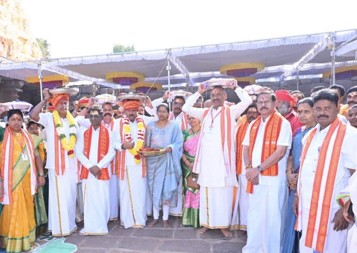 SripathiSathish's tweet photo. శ్రీశైల భ్రమరాంబికా మల్లికార్జున స్వామి బ్రహ్మోత్సవాల సందర్భభంగా  ఈ రోజు శ్రీశైలంలో కాణిపాకం స్వయంభు శ్రీ వరసిద్ధి వినాయక స్వామి దేవస్థానం తరపున స్వామి వారికి పట్టు వస్త్రాలు, పూలు మరియు పండ్లు సమర్పించిన E.O. చైర్మన్, పాలకమండలి సభ్యులు శ్రీపతి సతీష్ కుమార్ మరియు ఇతర సభ్యులు https://t.co/O37KU5TnwY