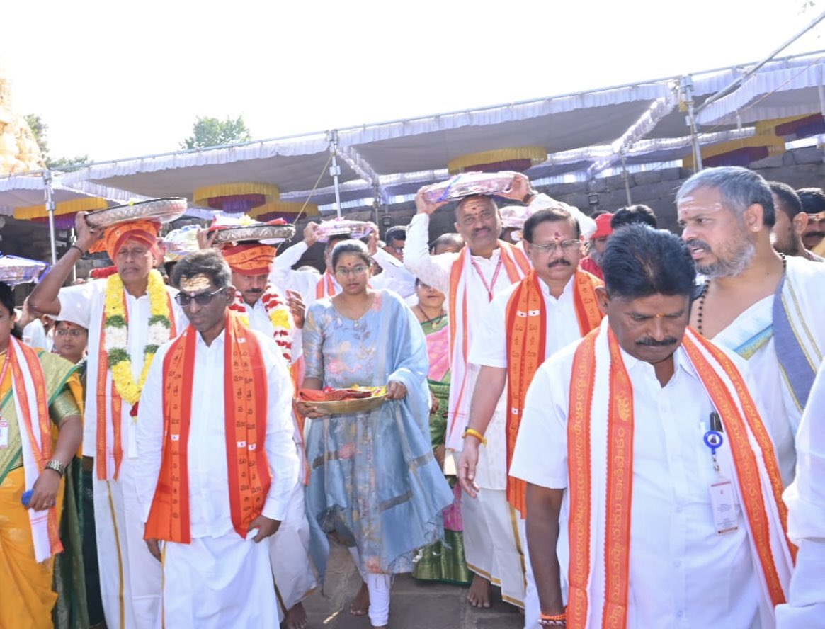 SripathiSathish's tweet photo. శ్రీశైల భ్రమరాంబికా మల్లికార్జున స్వామి బ్రహ్మోత్సవాల సందర్భభంగా  ఈ రోజు శ్రీశైలంలో కాణిపాకం స్వయంభు శ్రీ వరసిద్ధి వినాయక స్వామి దేవస్థానం తరపున స్వామి వారికి పట్టు వస్త్రాలు, పూలు మరియు పండ్లు సమర్పించిన E.O. చైర్మన్, పాలకమండలి సభ్యులు శ్రీపతి సతీష్ కుమార్ మరియు ఇతర సభ్యులు https://t.co/O37KU5TnwY