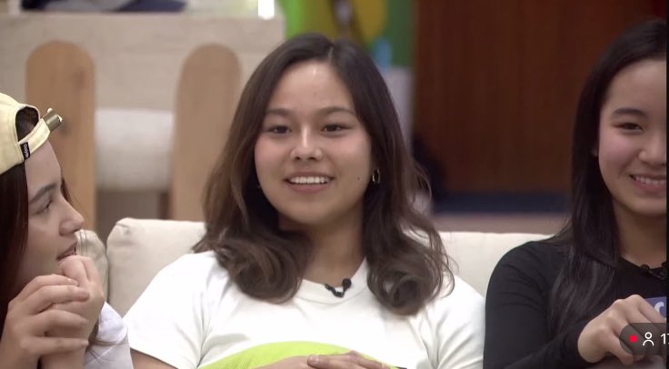 thinkaboutmaloi's tweet photo. tala paawat ka naman nhak? nasa gitna si lella oh pero grabe ang tingin kay cap 😭😭

#CAPKRYS 
#PBBCollab20HotelBB https://t.co/WAcNeynIko
