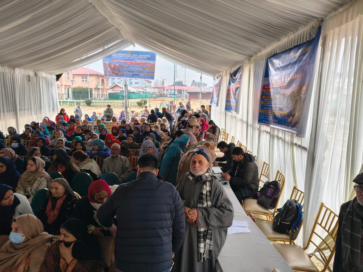 sha_jnk's tweet image. A Mega #VayVandana Camp was organized in Srinagar. DC Srinagar distributed Ayushman Vay Vandana Cards to beneficiaries, and new eligible beneficiaries were enrolled on the spot.

Ensuring health coverage and dignity for our senior citizens. #AB PM-JAY #VVS