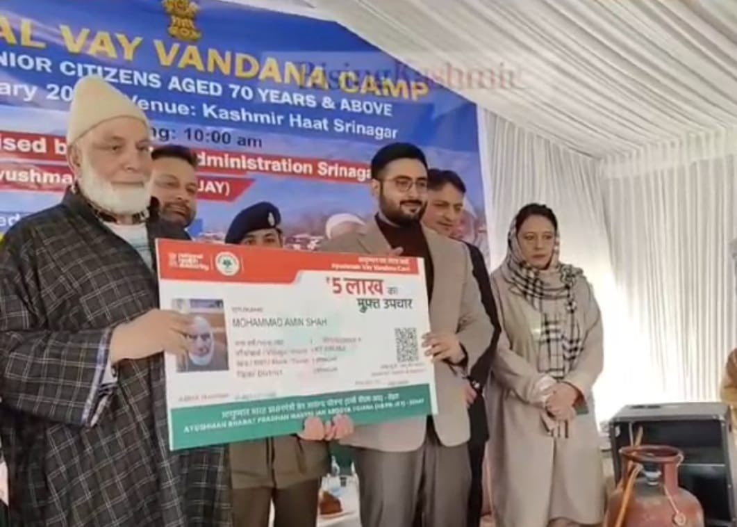 sha_jnk's tweet image. A Mega #VayVandana Camp was organized in Srinagar. DC Srinagar distributed Ayushman Vay Vandana Cards to beneficiaries, and new eligible beneficiaries were enrolled on the spot.

Ensuring health coverage and dignity for our senior citizens. #AB PM-JAY #VVS
