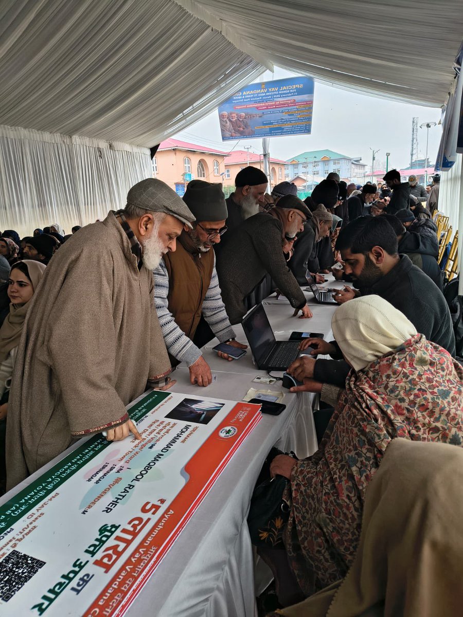 sha_jnk's tweet image. A Mega #VayVandana Camp was organized in Srinagar. DC Srinagar distributed Ayushman Vay Vandana Cards to beneficiaries, and new eligible beneficiaries were enrolled on the spot.

Ensuring health coverage and dignity for our senior citizens. #AB PM-JAY #VVS