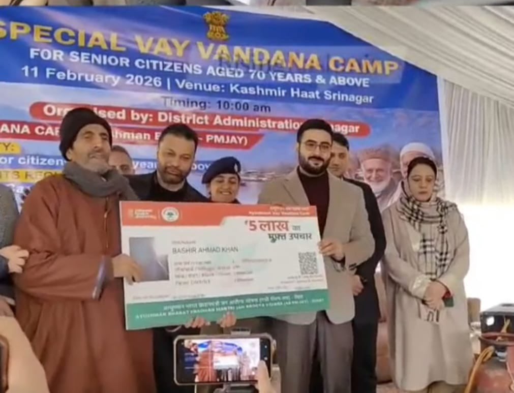 sha_jnk's tweet image. A Mega #VayVandana Camp was organized in Srinagar. DC Srinagar distributed Ayushman Vay Vandana Cards to beneficiaries, and new eligible beneficiaries were enrolled on the spot.

Ensuring health coverage and dignity for our senior citizens. #AB PM-JAY #VVS
