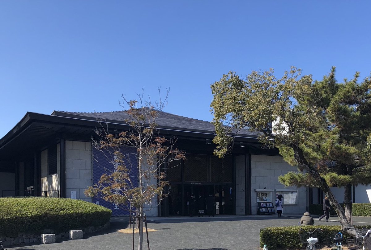 能楽鑑賞たぶん4回目@大濠公園能楽堂。4回目ともなると自分なりの鑑賞のしかたができてきて、私はあの空間で音を「浴びる」のが気持ち良いのだなと思う。なので当日ひょいと行って安い席で気軽に見てもぜんぜんいいのだ。なお「楊貴妃」はとっつきよさそうなタイトルに反し初心者に優しくない