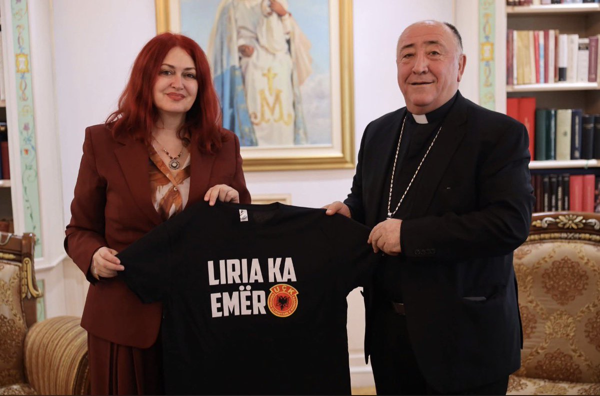rilindasal's tweet photo. Dodรซ Gjergji-Bishop of Kosovo and Naim Ternava-Grand Mufti of Kosovo in support of UรK Commanders in Hague and protests of a group LIRIA KA EMER-FREEDOM HAS A NAME UรK๐ฆ๐ฑโ๏ธโช๏ธ
#rilindas #rilindasit #alb #albania #albanese #shqip #albanian #shqipe #shqiperia #shqipetar #shqipetaret #kosovo #kosovoisalbania #kosova #uck #illyrian #illyria #dardania #dardanian #europe #europa #european #history #cluture #tradition #catholic #Muslim #christianity #jesus #islam #church #bishop #mufty #prishtina #hague #justice