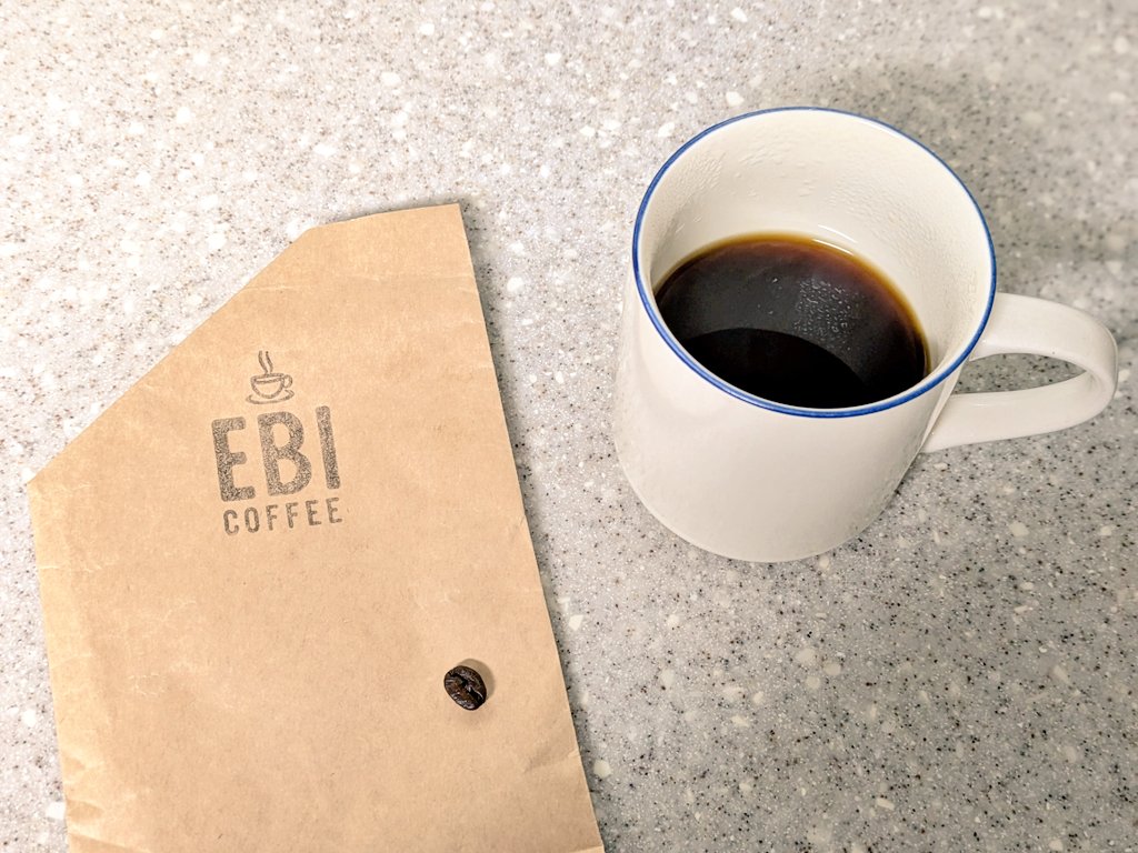 t_t33's tweet photo. 発掘EBI COFFEEをメインに残り僅かな豆たちを混ぜ混ぜ☕️
しっかりコクの案外華やかに仕上がりました(もっと落ち着くと思ってた)おいしぃ
先日物販大行列だったのでまた近々ポチらせて頂きます🫘🦐！

#コーヒーのある暮らし
#EBICOFFEE https://t.co/m1LAxoQAsh