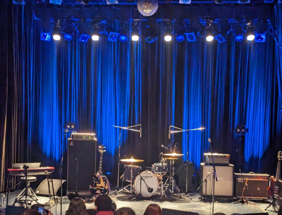 今週めちゃくちゃ忙しくてクタクタの体で辿り着いたフードゥのワンマン、自然体で爆音を鳴らす3人のロックアンサンブルに元気もらった！来週も楽しみ！