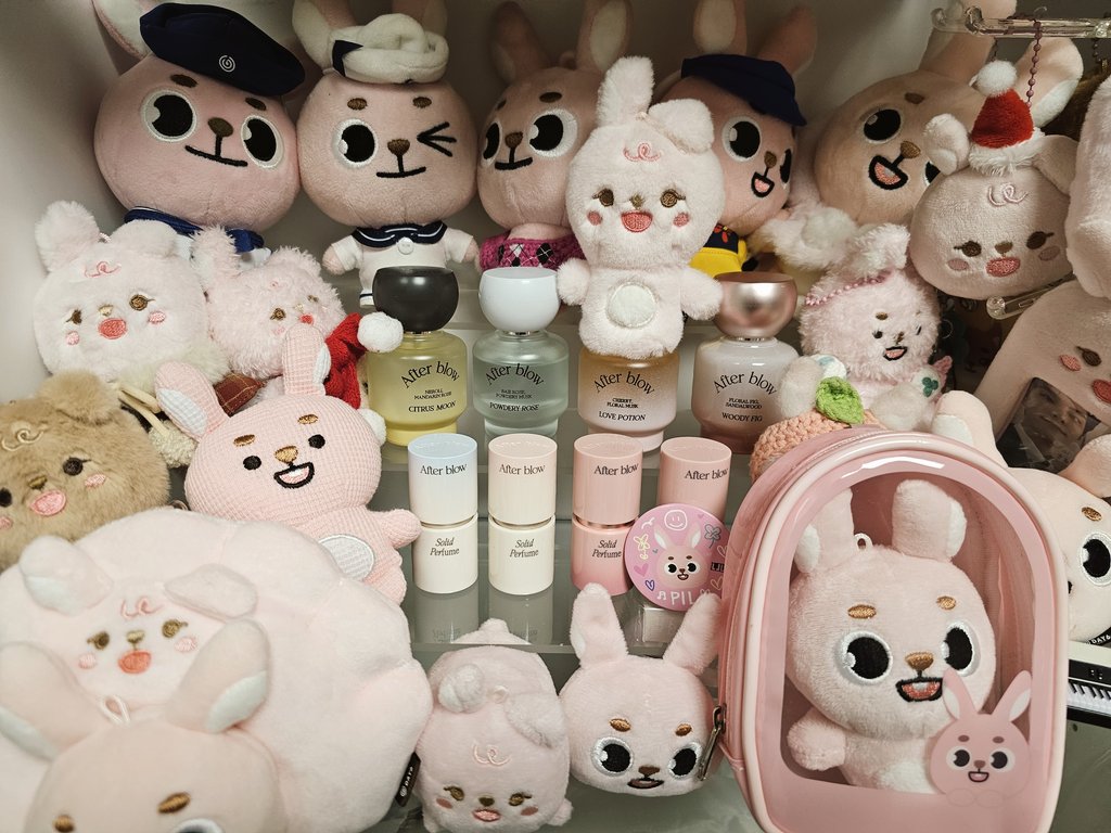 지나가다 향 맡고 뒤돌아본 적 있는데… 그 향 주인공이 내가 된 썰👀

저는 애프터블로우 솔리드퍼퓸을 진짜 잘쓰고 있는데 많은 향들 중에서 취향저격은 로즈부케랑 코튼포그!

간단하게 로즈부케는 꽃향인데 향이 올라오면서 살냄새처럼 남아요. 흔한 장미향처럼 화장품 느낌 아니고, 꽃집 냉장고