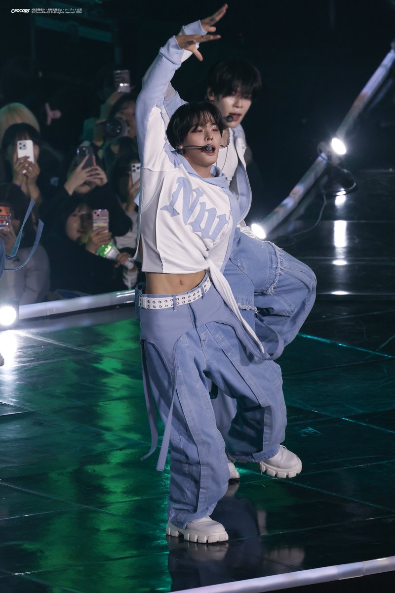 wishrome's tweet photo. 울쿠 지금허리가늘어서 바지가저만큼남는거.???????????? https://t.co/BB84gcv2gs