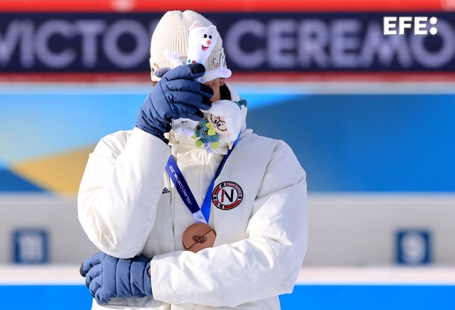 EFEnoticias's tweet photo. El noruego Sturla Holm Laegreid hace pública su infidelidad tras ganar el bronce en biatlón.

https://t.co/qiZCLfHr4J https://t.co/0xa0abzS3k