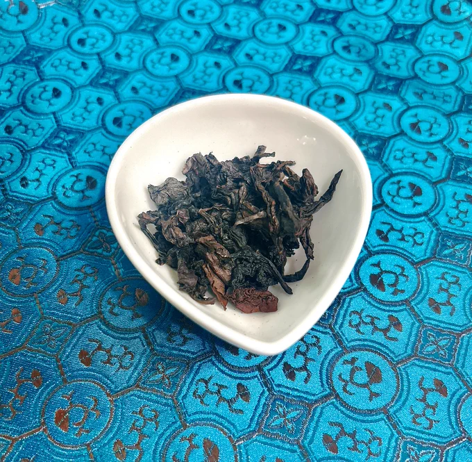 中国茶擬人化 武夷岩茶(烏龍茶) ・大紅袍(だいこうほう) 一煎ごとに味と匂いがころころ変わる!! 豪華絢爛かと思ったら急に家庭的な味になるし トリッキーなのか落ち着いてるのか掴めない感じ メロいお茶 #創作 #百茶百面 #oc