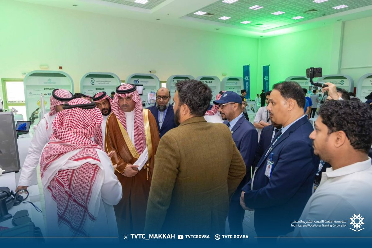 tvtc_makkah's tweet photo. نائب المحافظ للتدريب د. عادل الزنيدي يطّلع على أجنحة معرض آفاق المستقبل التقني، ويكرّم الشركات الراعية والداعمة، تقديراً لدورها في دعم الابتكار وتمكين التقنيات المستقبلية.

#آفاق_المستقبل_التقني
#التدريب_التقني
#TVTC_MAKKAH https://t.co/bbdTY0Xmzq