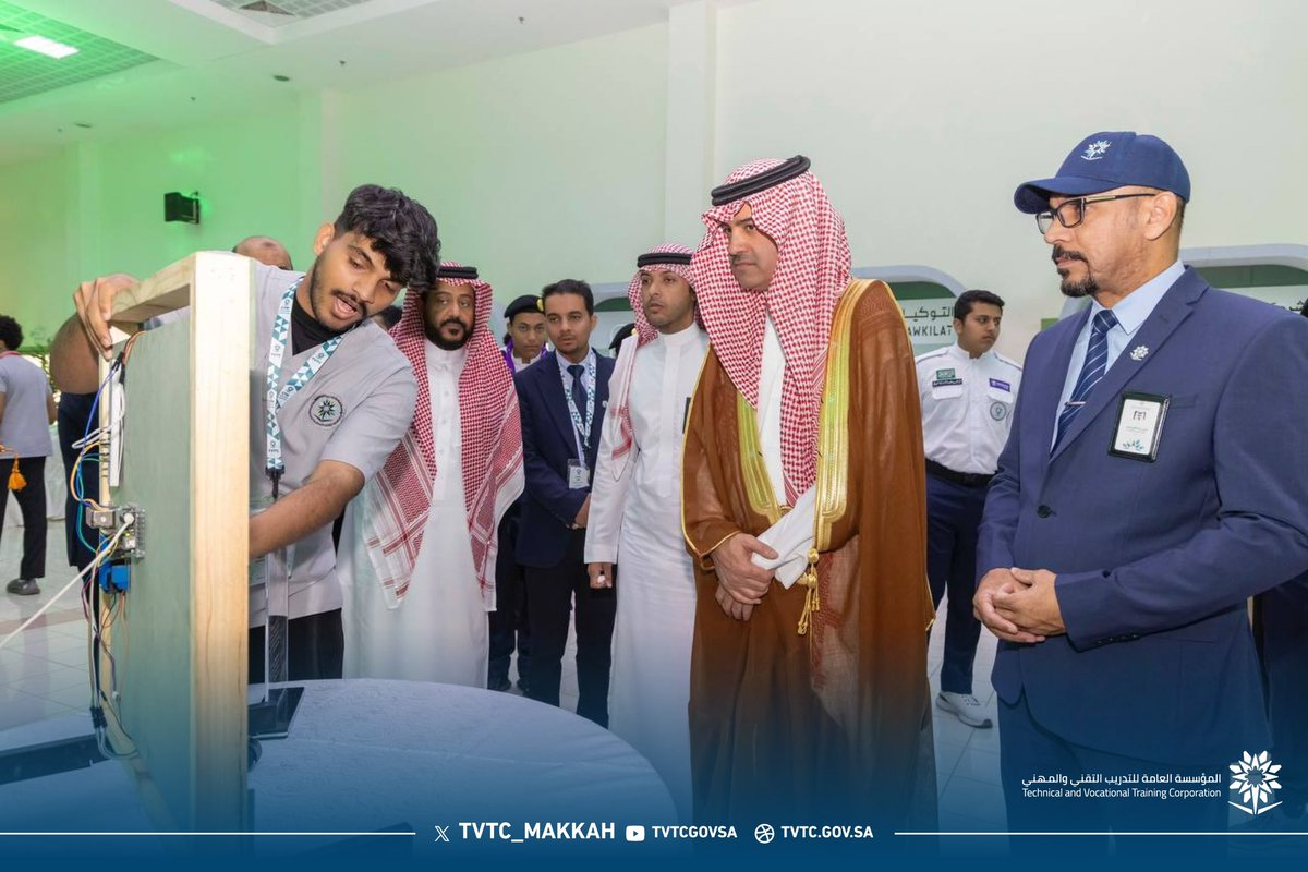 tvtc_makkah's tweet photo. نائب المحافظ للتدريب د. عادل الزنيدي يطّلع على أجنحة معرض آفاق المستقبل التقني، ويكرّم الشركات الراعية والداعمة، تقديراً لدورها في دعم الابتكار وتمكين التقنيات المستقبلية.

#آفاق_المستقبل_التقني
#التدريب_التقني
#TVTC_MAKKAH https://t.co/bbdTY0Xmzq