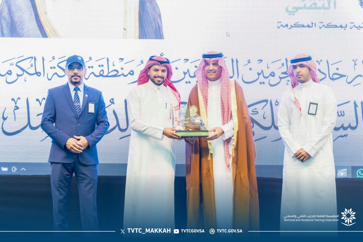 tvtc_makkah's tweet photo. نائب المحافظ للتدريب د. عادل الزنيدي يطّلع على أجنحة معرض آفاق المستقبل التقني، ويكرّم الشركات الراعية والداعمة، تقديراً لدورها في دعم الابتكار وتمكين التقنيات المستقبلية.

#آفاق_المستقبل_التقني
#التدريب_التقني
#TVTC_MAKKAH https://t.co/bbdTY0Xmzq