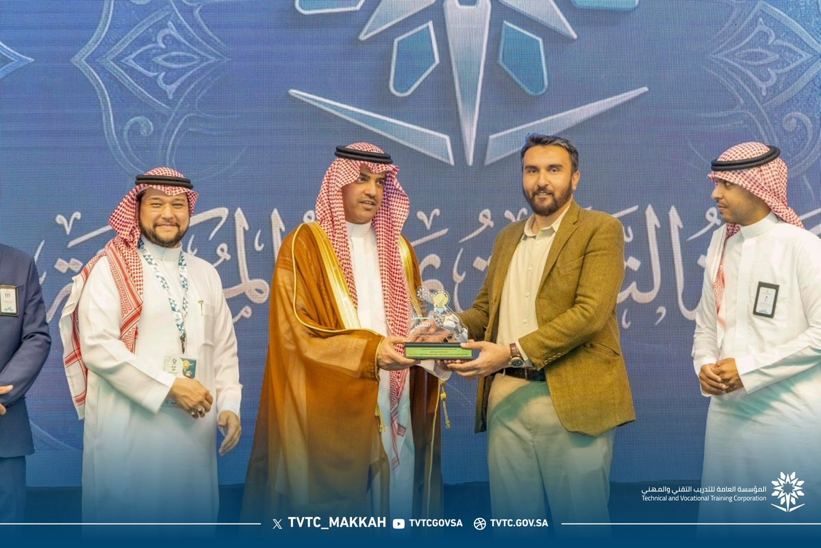 نائب المحافظ للتدريب د. عادل الزنيدي يطّلع على أجنحة معرض آفاق المستقبل التقني، ويكرّم الشركات الراعية والداعمة، تقديراً لدورها في دعم الابتكار وتمكين التقنيات المستقبلية.

#آفاق_المستقبل_التقني
#التدريب_التقني
#TVTC_MAKKAH