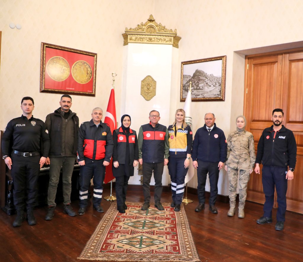📍#Kars Valiliği 

Valimiz Ziya Polat, “112 Günü” dolayısıyla 112 Acil Çağrı Merkezi Müdürü Gürbüz Koca ve beraberindeki personeli makamında kabul ederek, 7/24 özveriyle görev yapan merkez çalışanlarının günlerini kutladı ve görevlerinde başarılar diledi. 

<a href="/ziyapolat73/">Ziya POLAT</a>
#112Günü