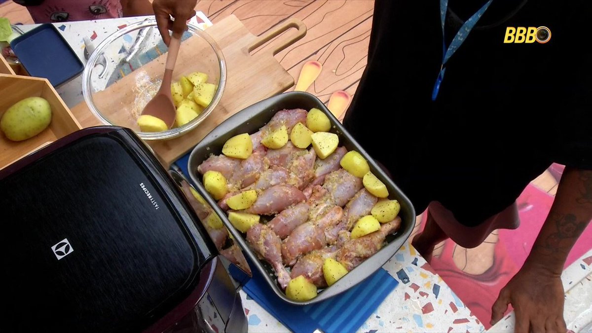 centralreality's tweet photo. Capeta está preparando o almoço para o VIP. #BBB26 https://t.co/4frUNMawrR