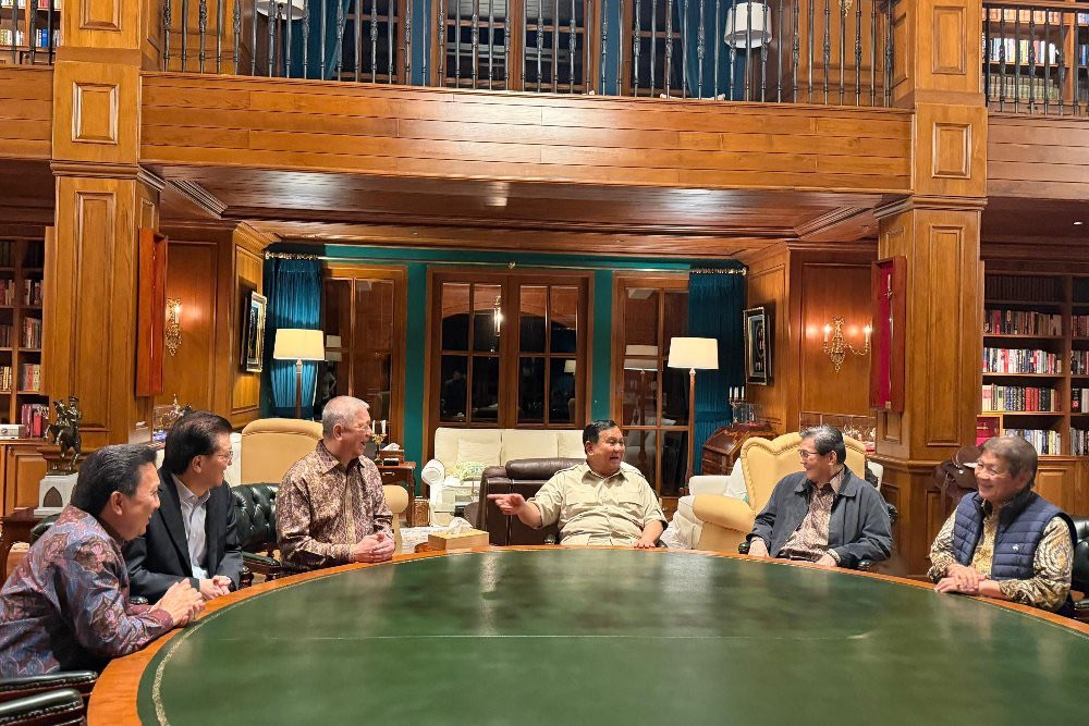 Sedang membicarakan hal2 yang penting demi kemajuan bangsa dan negara.

Inilah sosok Presiden yang dicintai rakyatnya.

Maju trus Pak <a href="/prabowo/">Prabowo Subianto</a> .