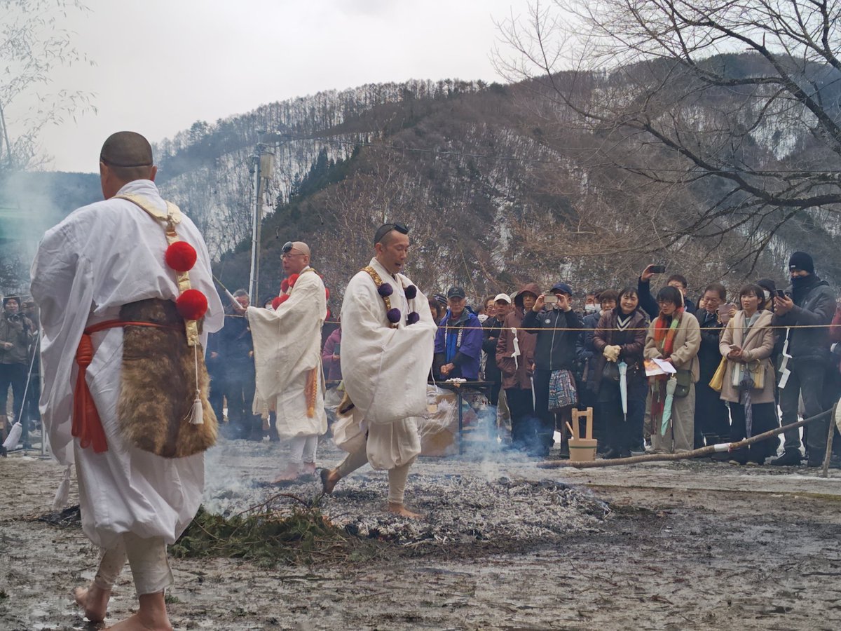 信濃比叡広拯院　大火生三昧火渡り護摩

あいにくの天気かと思われたものの、奉修迄には雨も止みましたが、足元はかなり冷たかったです。
勿論、自分も火渡りしてきました。