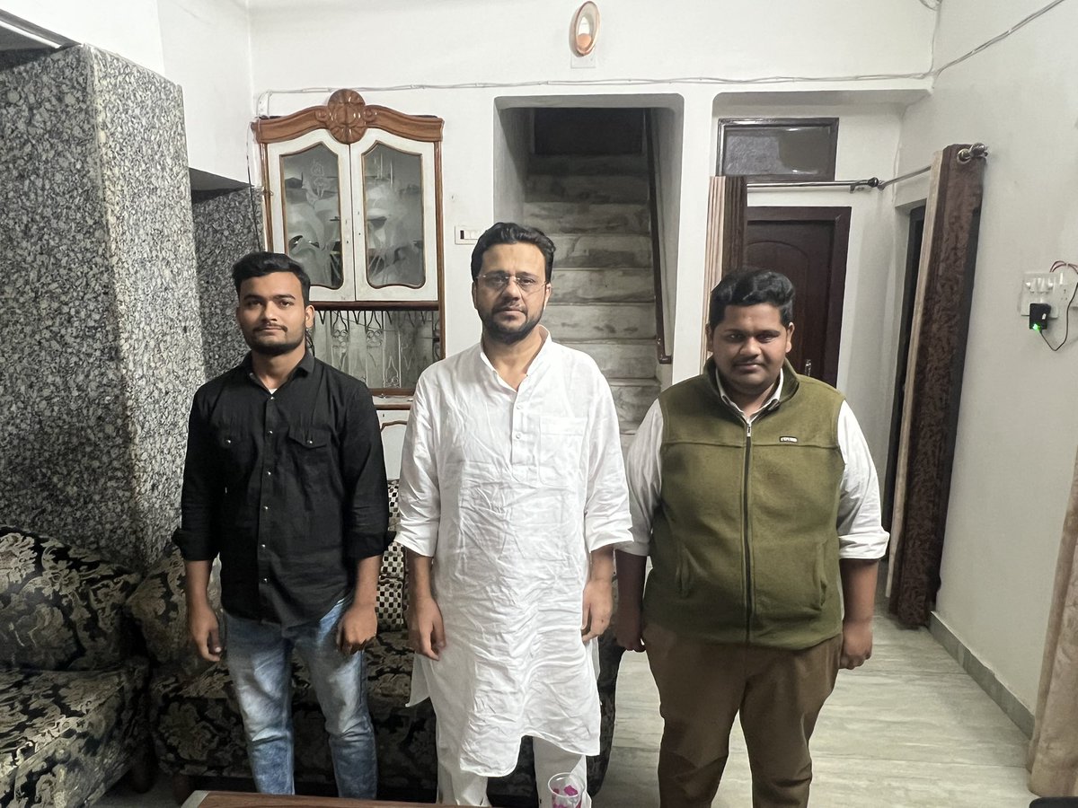 AhadkhanSp's tweet photo. आज पूर्व कैबिनेट मंत्री बड़े भाई जनाब यासर शाह जी ने बहराइच आवास पर आए सभी अपनों से मुलाक़ात की।
जय समाजवाद।
जय भीम।
@yasarshah_SP 
@TeamYasarShah 
@yadavakhilesh https://t.co/wPhn3mU9DC