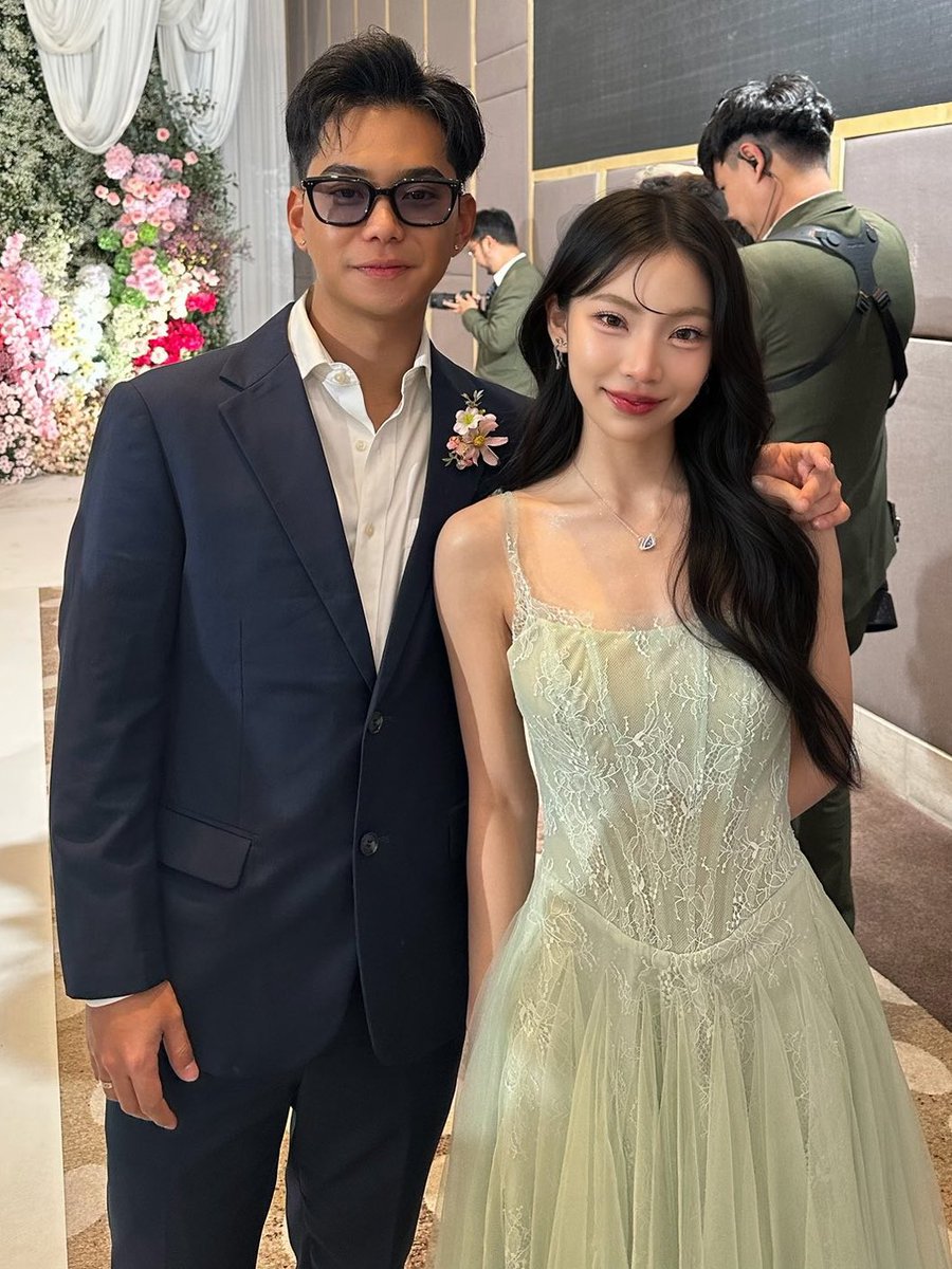 Fun fact

Taaom 4eve (the girl first appear with green outfit) had boyfriend and she the one only member with relationship. Yap, in tpop we can dating with someone and the agency agree about this. No strict rules if idol couldnt be in relationship (they dating already 8 year)